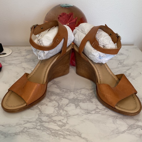 ‼️DONATED‼️ Sandals - Picture 3 of 5